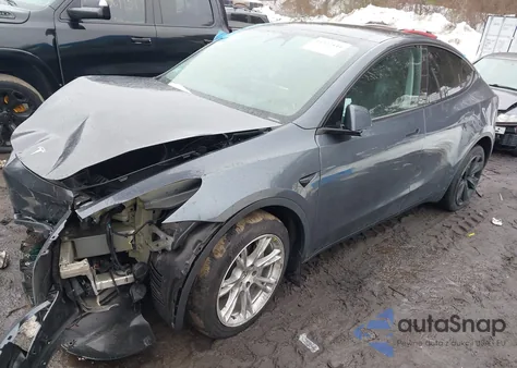 2023 Tesla Model Y Awd/Long Range Dual Motor All-Wheel Drive z USA, uszkodzony, nr VIN 7SAYGDEE7PA042087